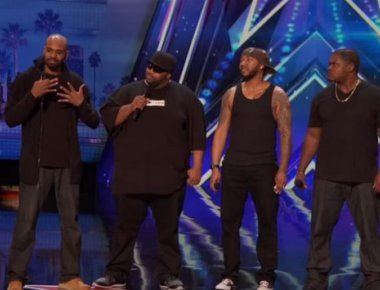 Ανέβηκαν «χύμα» στη σκηνή... αλλά όταν άρχισαν να τραγουδούν, εξέπληξαν τους πάντες! (βίντεο)